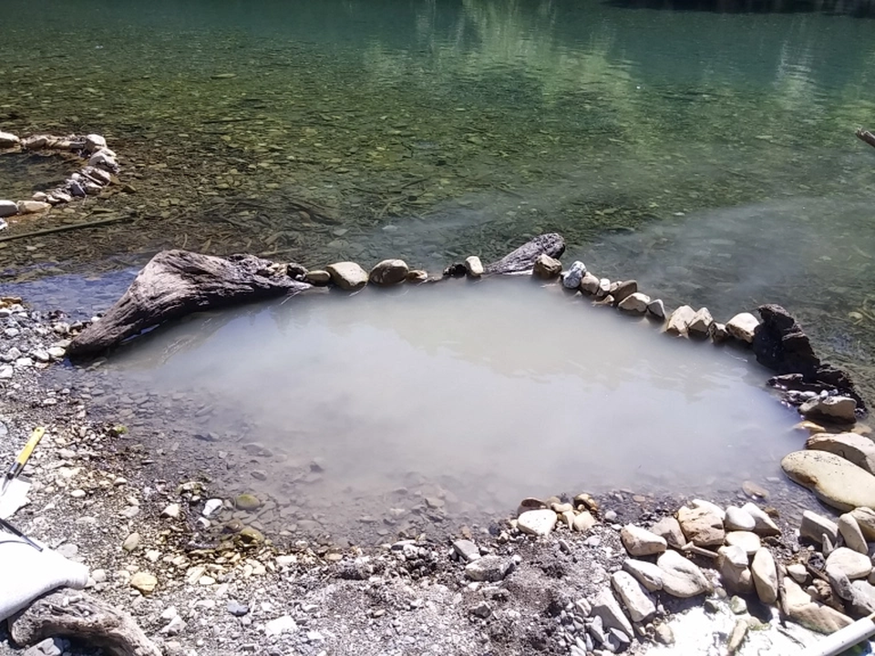 Nơi du khách tự đào bể tắm onsen giữa dòng sông - 5 Nơi du khách tự đào bể tắm onsen giữa dòng sông - 5