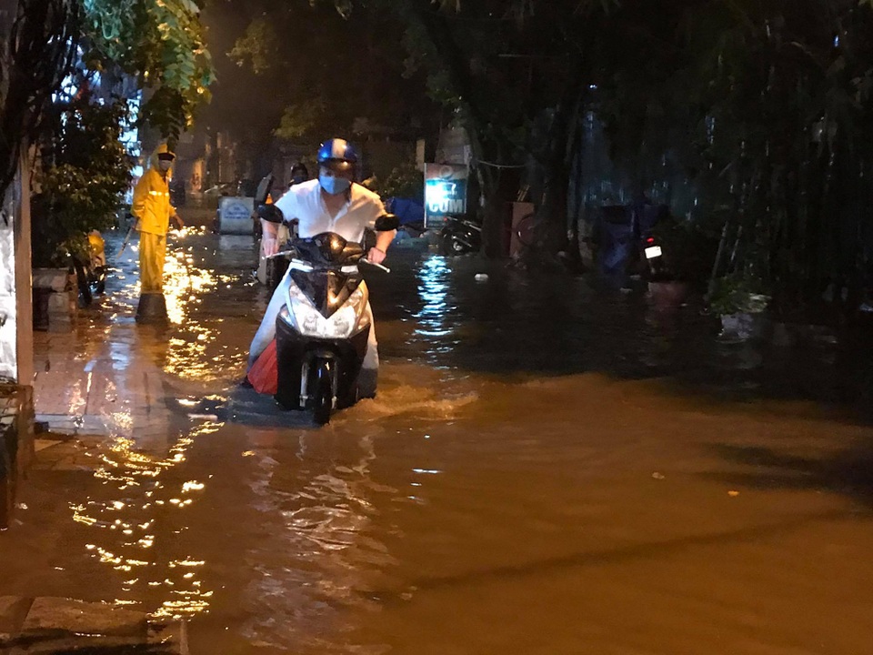 Hà Nội: Phố chìm trong nước sau trận mưa lớn kéo dài - 11 Hà Nội: Phố chìm trong nước sau trận mưa lớn kéo dài - 11