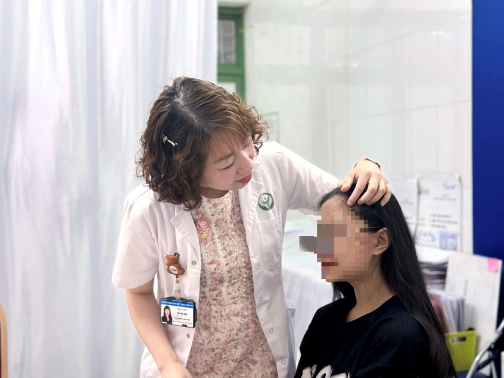 Bị vướng tóc vào bánh xe lột da đầu hoàn toàn, bé gái hồi phục diệu kỳ - 2 Bị vướng tóc vào bánh xe lột da đầu hoàn toàn, bé gái hồi phục diệu kỳ - 2