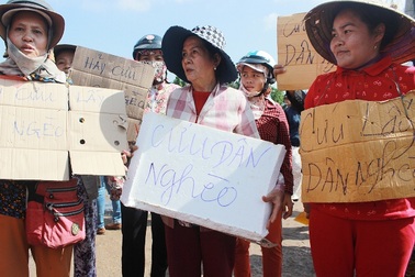 Tiểu thương giăng băng rôn “cứu dân nghèo” phản đối chợ mới