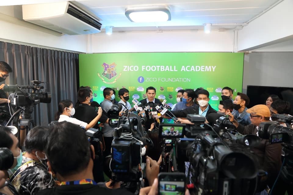 HLV Kiatisuk mở học viện bóng đá, sẵn sàng rời Thái Lan để sang HA Gia Lai - 4