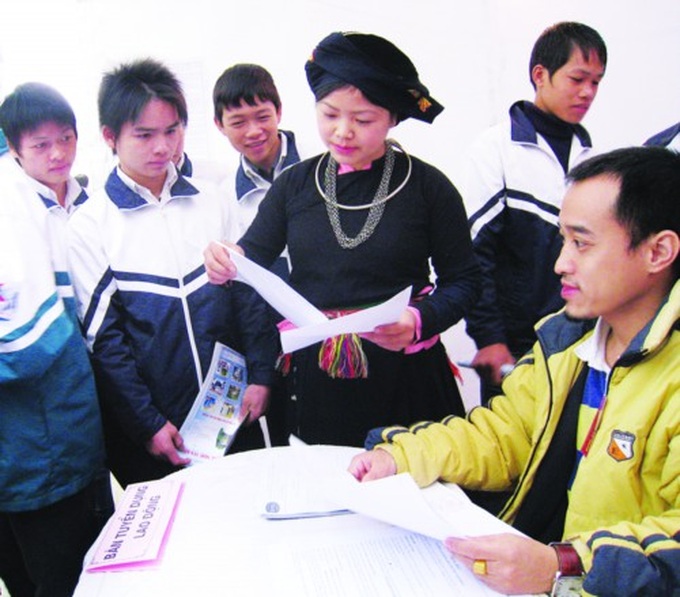 Học sinh trường PTTH Lục Yên tham gia tuyển dụng tại ngày hội việc làm.