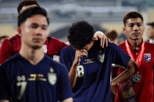 Tội đồ của tuyển Thái Lan khóc nức nở, CĐV đánh nhau trên khán đài