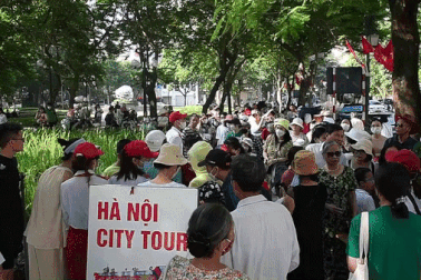 Người Hà Nội xếp hàng dài nhận vé đi xe buýt 2 tầng miễn phí