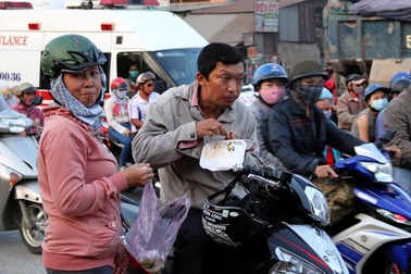 Ăn cơm giữa đường trong "biển người" rời thành phố