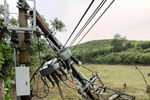 Giông lốc thổi bay nhiều mái nhà, cột điện, 11 thuyền cá bị nhấn chìm