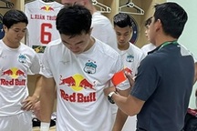 Kiatisuk động viên cầu thủ HA Gia Lai sau khi hụt chiến thắng đáng tiếc