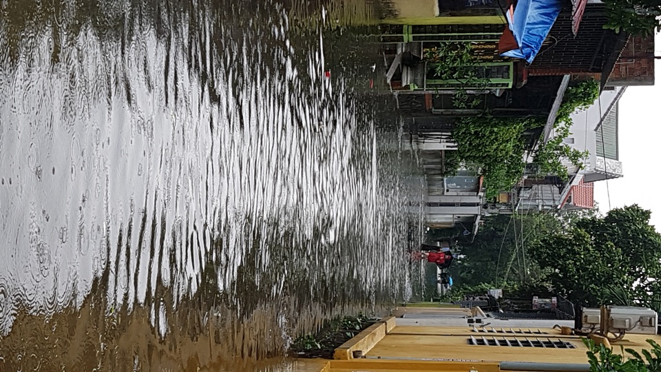 Nước lũ bắt đầu bủa vây những điểm cao nhất TP Huế - 24 Nước lũ bắt đầu bủa vây những điểm cao nhất TP Huế - 24