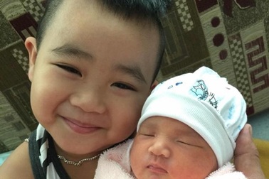 Cười nghiêng ngả với clip hai nhóc tì nhà Hiếu Hiền