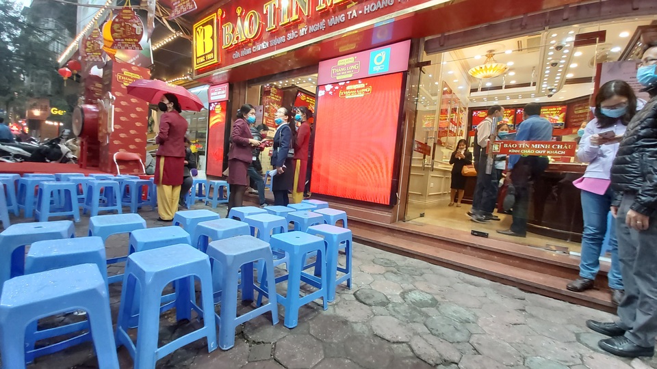 Mua vào, bán ra mất không 1 triệu đồng/lượng: Các cửa hàng vàng thưa thớt ngày vía Thần Tài - 10 Mua vào, bán ra mất không 1 triệu đồng/lượng: Các cửa hàng vàng thưa thớt ngày vía Thần Tài - 10