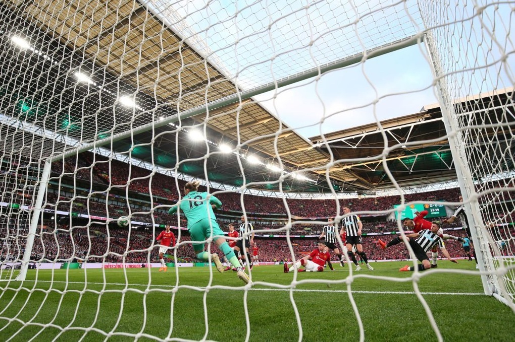 Đánh bại Newcastle, Man Utd vô địch Carabao Cup - 2 Đánh bại Newcastle, Man Utd vô địch Carabao Cup - 2
