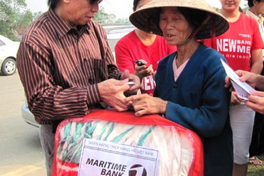 Báo Dân trí cùng Maritime Bank cứu trợ tại Nghệ An 
