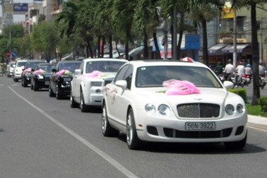 Đại gia miền Tây đón dâu bằng dàn siêu xe