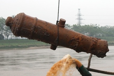 Phát hiện súng thần công Minh Mạng bên bờ sông Hồng