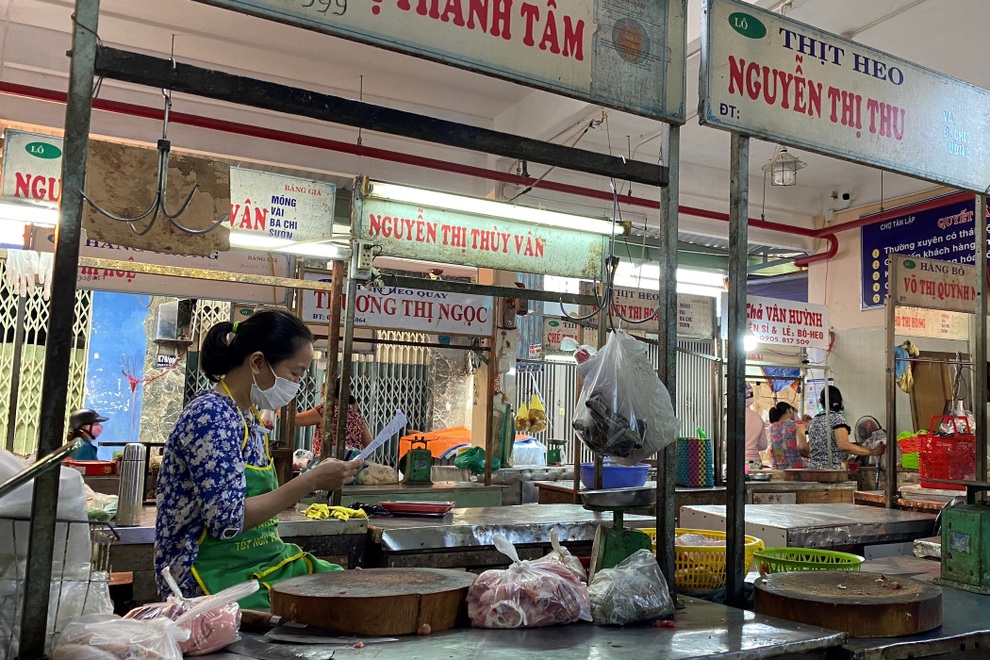 Đà Nẵng tính áp dụng ai ở đâu ở yên đó, người dân đổ xô đi mua thực phẩm - 6 Đà Nẵng tính áp dụng ai ở đâu ở yên đó, người dân đổ xô đi mua thực phẩm - 6