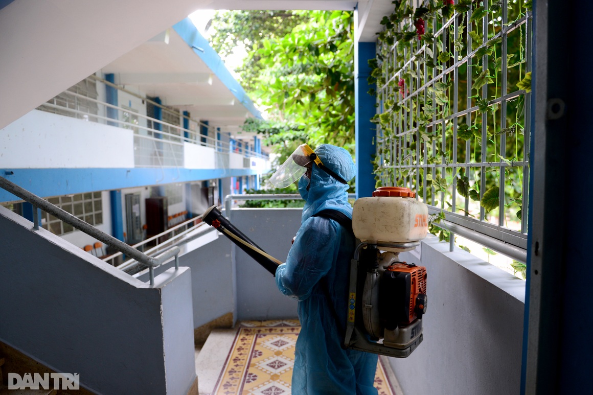 Phun khử khuẩn, đảm bảo an toàn cho điểm thi có gần 500 thí sinh ở TPHCM - 7 Phun khử khuẩn, đảm bảo an toàn cho điểm thi có gần 500 thí sinh ở TPHCM - 7