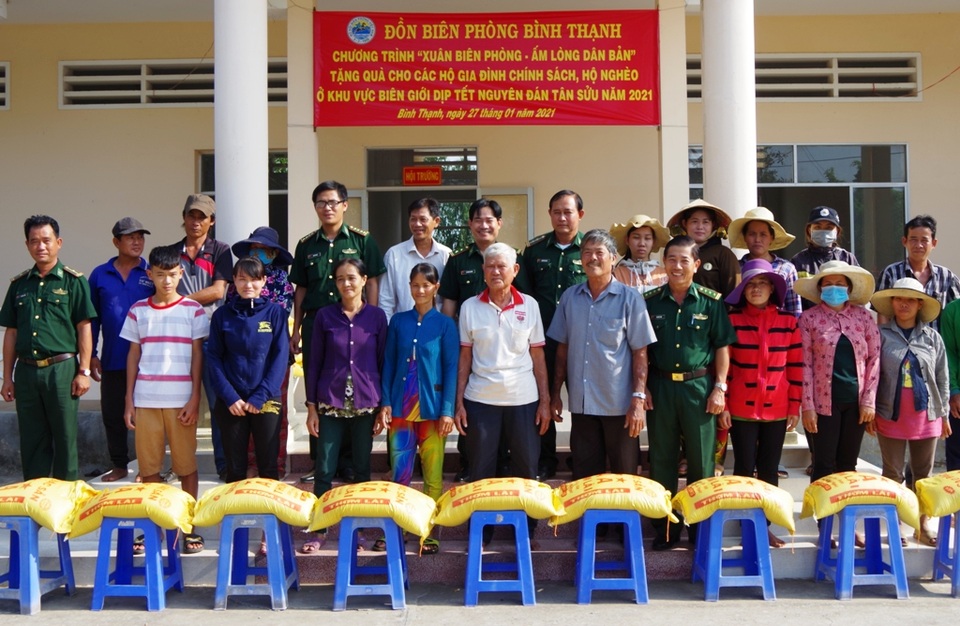 Biên phòng gói bánh tét, tặng hàng trăm phần quà tới người dân biên giới - 1 Biên phòng gói bánh tét, tặng hàng trăm phần quà tới người dân biên giới - 1