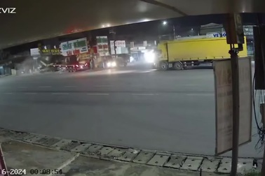 Tránh ô tô sang đường ẩu, container tông sập nhà ven đường