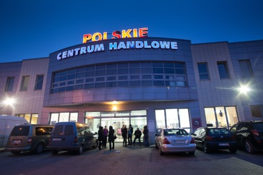 Chợ đêm của người Việt tại Ba Lan