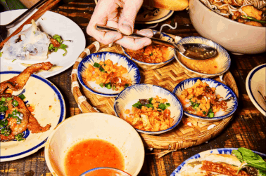 Nhà hàng nhập mắm tôm từ Việt Nam, khách Mỹ xếp hàng 90 phút thấy vẫn đáng