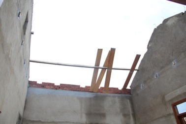 Lốc xoáy càn quét phá hỏng 150 căn nhà, 5 người bị thương