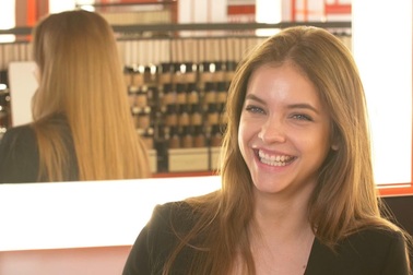 Barbara Palvin chuẩn bị dự tiệc