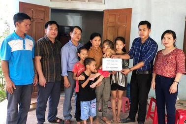 Mẹ nghèo ôm con đi xin ăn từng bữa được bạn đọc ủng hộ hơn 125 triệu đồng