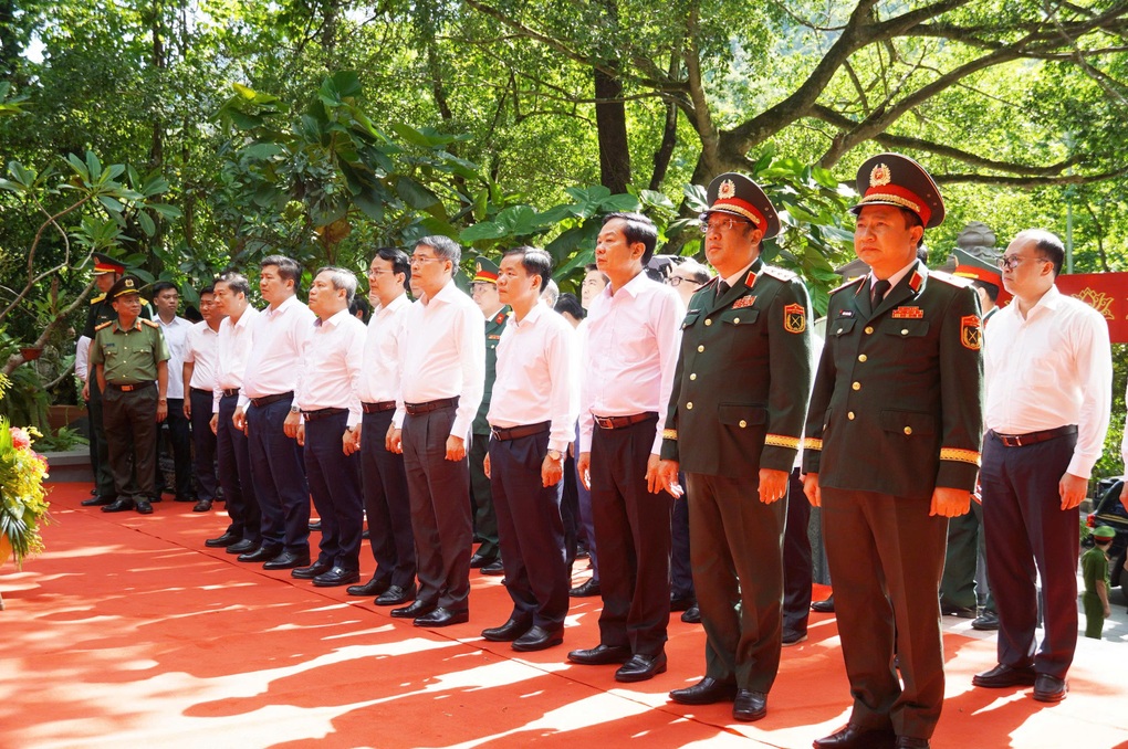 Thủ tướng Lê Minh Hưng dâng hương tại Hang Tám Cô, Thành cổ Quảng Trị - 1 Thủ tướng Lê Minh Hưng dâng hương tại Hang Tám Cô, Thành cổ Quảng Trị - 1