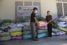 Người dân vùng lũ Quảng Trị "gom nghĩa tình" gửi vào TP Hồ Chí Minh