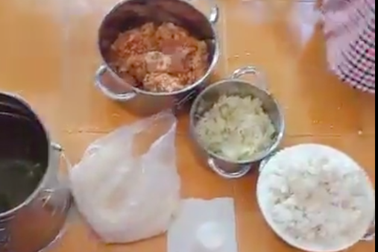 Phụ huynh "tố" trường cho trẻ mầm non ăn đầu cá, cơm mốc