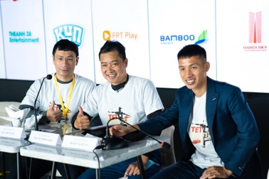 Hùng Dũng, Hồng Sơn trầm trồ khen cầu thủ tâng bóng nghệ thuật