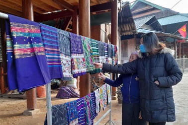 Khởi sắc ở làng nghề dệt ra những sản phẩm đẹp như tranh vẽ