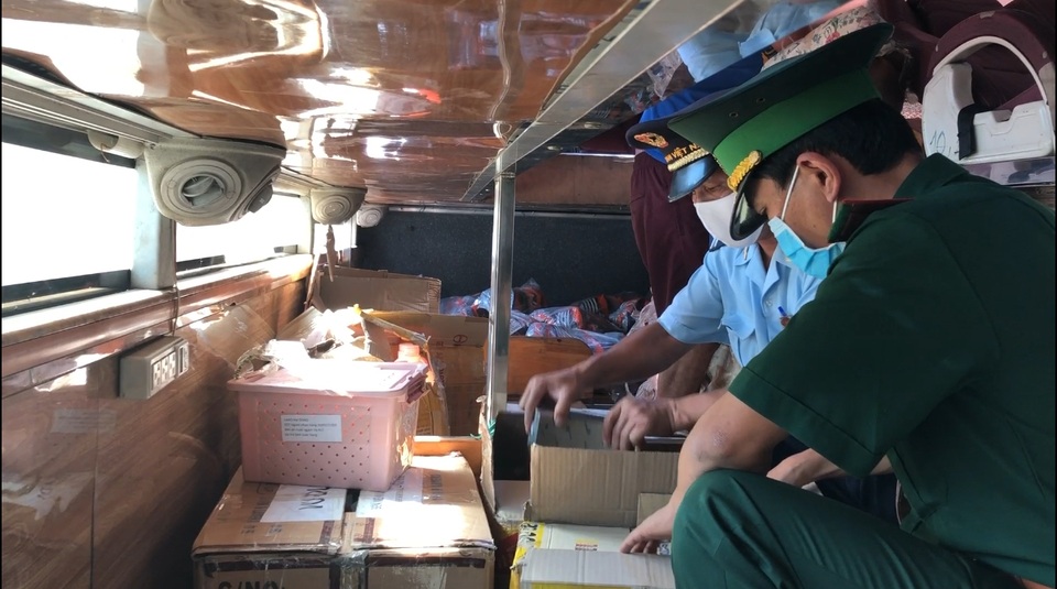 Chế thêm thùng kín trên xe khách để cất giấu, tuồn hàng lậu qua biên giới - 2 Chế thêm thùng kín trên xe khách để cất giấu, tuồn hàng lậu qua biên giới - 2