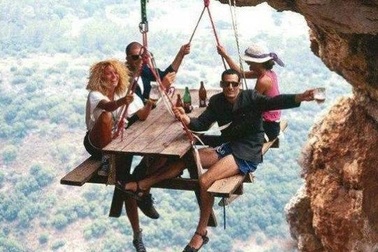 Lạnh người nhìn du khách bất chấp tính mạng để chụp ảnh