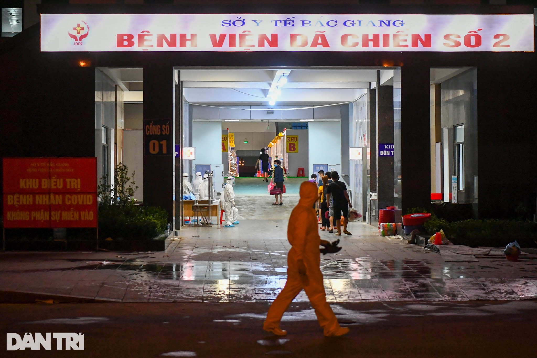 500 bệnh nhân Covid-19 hành quân xuyên đêm vào BV dã chiến tỉnh Bắc Giang - 9 500 bệnh nhân Covid-19 hành quân xuyên đêm vào BV dã chiến tỉnh Bắc Giang - 9