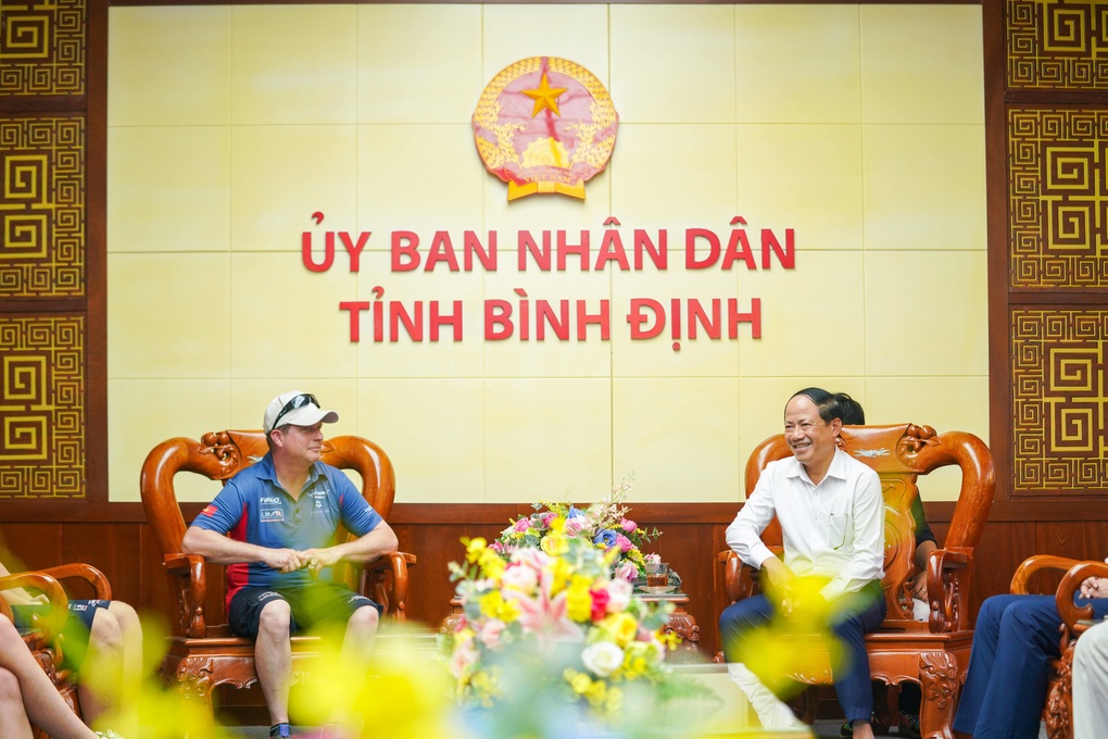 Chủ tịch UBND tỉnh Bình Định gặp mặt đội đua thuyền máy F1H2O - 4 Chủ tịch UBND tỉnh Bình Định gặp mặt đội đua thuyền máy F1H2O - 4