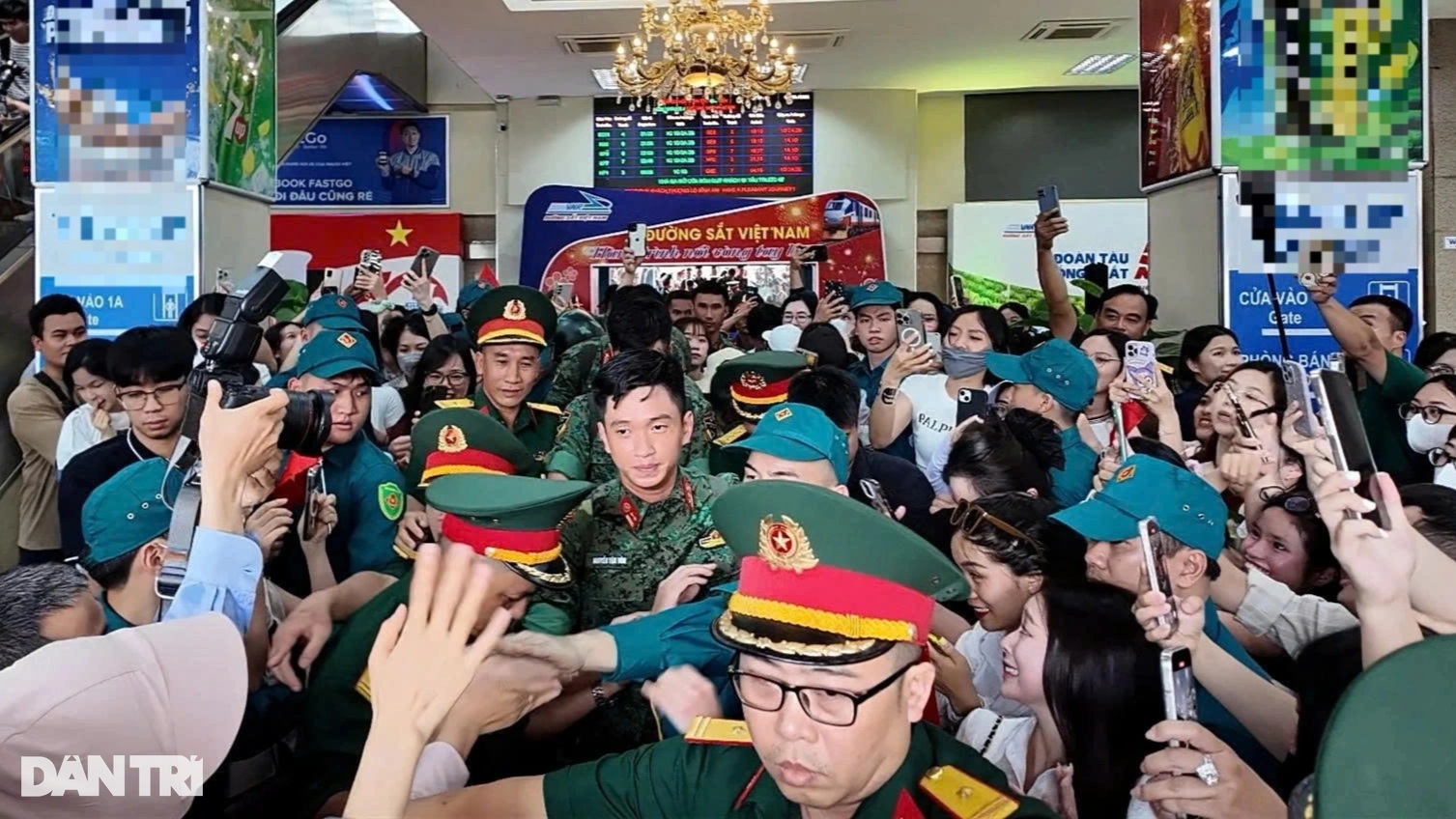 Thượng uý Lê Hoàng Hiệp bị “vây” như sao: Cuồng thần tượng lệch chuẩn?