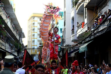 Đội nắng đón Tết Nguyên tiêu của người Hoa ở Chợ Lớn