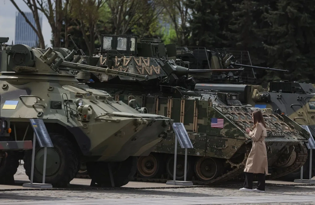 Nga trưng bày chiến lợi phẩm xe bọc thép và xe tăng thu được ở Ukraine - 1 Nga trưng bày chiến lợi phẩm xe bọc thép và xe tăng thu được ở Ukraine - 1