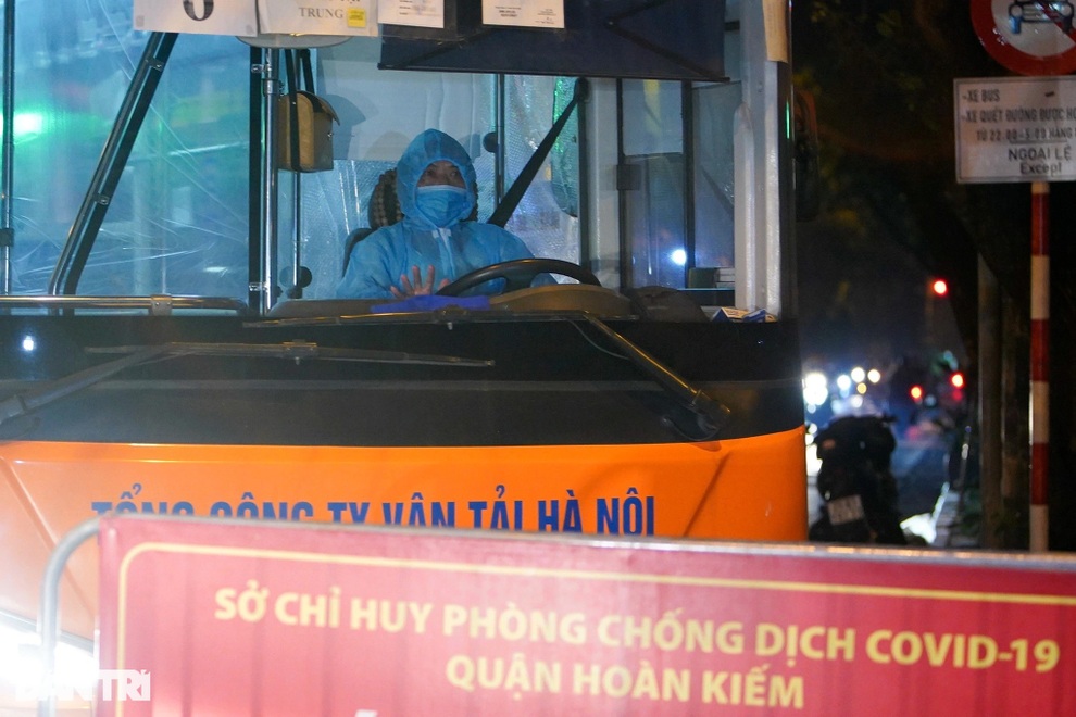 Xuyên đêm đưa hơn 100 F1 từ ổ dịch Bệnh viện Việt Đức đi cách ly - 3 Xuyên đêm đưa hơn 100 F1 từ ổ dịch Bệnh viện Việt Đức đi cách ly - 3