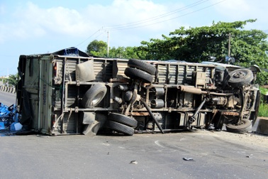 Hai xe tải tông nhau trực diện, một xe lật chắn ngang QL1A