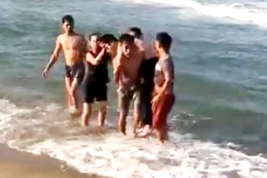 Ba học sinh đuối nước khi tắm biển, một em tử vong