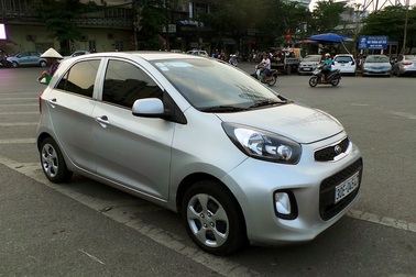 Đi ô tô vi phạm giao thông, xuất trình bằng lái… xe máy rồi bỏ chạy