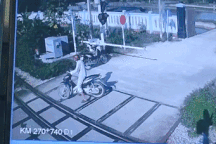 Khoảnh khắc xe máy suýt bị tàu hỏa đâm vì vượt qua gác chắn