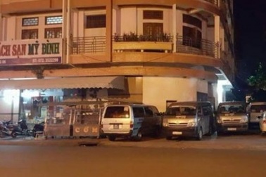 Chủ khách sạn nhốt xe thượng tá đòi tỉnh bồi thường 100 cây vàng