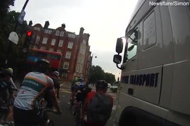 Thót tim khoảnh khắc xe đạp suýt nằm dưới bánh xe tải