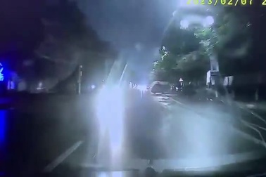 Va chạm với xe đang đậu, ô tô lật ngửa nằm phơi bụng giữa đường