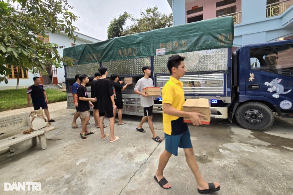 Trao 90 thùng nước tới Trường Dân tộc nội trú THPT tỉnh Tuyên Quang - 1 Trao 90 thùng nước tới Trường Dân tộc nội trú THPT tỉnh Tuyên Quang - 1