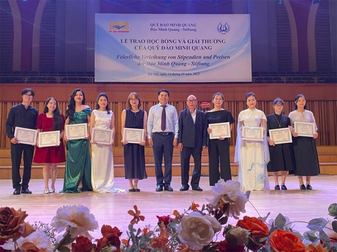 Chủ tịch Quỹ - TS Đào Minh Quang (thứ 5 từ phải sang) trao học bổng cho các sinh viên.