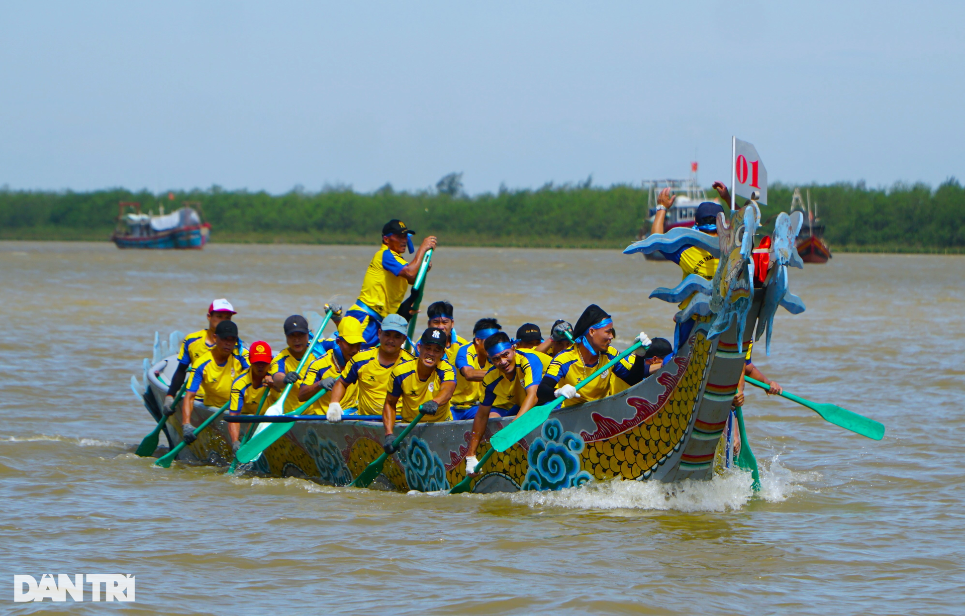 Hàng nghìn người đội nắng gõ xoong, chảo cổ vũ đua thuyền - 3 Hàng nghìn người đội nắng gõ xoong, chảo cổ vũ đua thuyền - 3